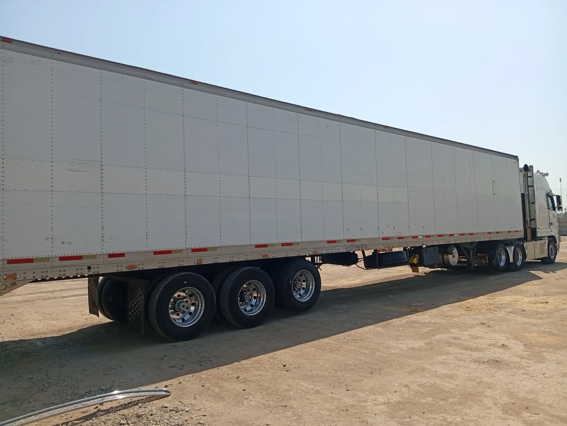 Camión de transporte terrestre MYR Transportes